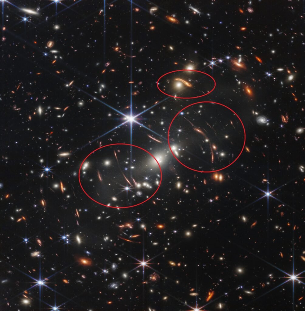 Arcos de las lentes gravitacionales del cúmulo de galaxias SMACS 0723